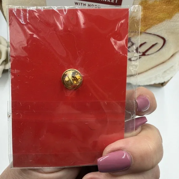 NEW! HEB Bakery Concha W/HEB PIN Blanket w/Hood | Plush Sherpa Lining | 90"x60" - Picture 5 of 6